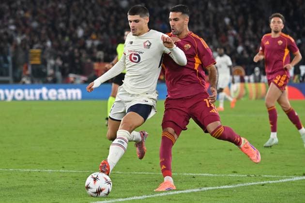 Soccer, Europa League match, AS Roma v Lille Matias Fernandez-Pardo Losc Lille,Zeki Celik of AS Roma during the Europa League match between AS Roma v Lille at Olimpico stadium in Rome, Italy, Oct 02nd, 2025. Imago-Images Emmefoto Copyright: xImago-Images Emmefotox