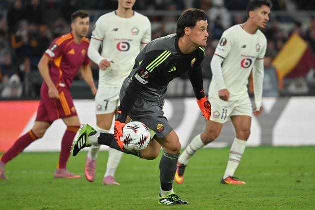 Soccer, Europa League match, AS Roma v Lille Mile Svilar of AS Roma during the Europa League match between AS Roma v Lille at Olimpico stadium in Rome, Italy, Oct 02nd, 2025. Imago-Images Emmefoto Copyright: xImago-Images Emmefotox