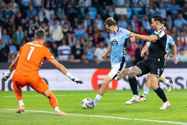 Real Club Celta v PAOK FC - UEFA Europa League 2025 26 League Phase MD2 VIGO, SPAIN - OCTOBER 02: Williot Swedberg of RC Celta de Vigo shooting to goal during to the UEFA Europa League 2025 26 League Phase MD2 match between Real Club Celta and PAOK FC at Estadio Abanca-Balaidos on October 02, 2025 in Vigo, Spain. (Photo by Diego Simon Photo Players Images Magara Press) Vigo Estadio Abanca-Balaidos Spain Copyright: xDiegoxSimonx