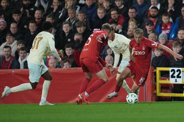 Topi Keskinen of Aberdeen controls the ball Aberdeen vs Shakhtar Donetsk, UEFA Conference League, Group Stage, Football, Pittodrie, Aberdeen, Scotland, UK - 02 Oct 2025Aberdeen Pittodrie Scotland United Kingdom EDITORIAL USE ONLY No use with unauthorised audio, video, data, fixture lists, club league logos or live services. Online in-match use limited to 120 images, no video emulation. No use in betting, games or single club league player publications. Copyright: xPetexSummers Shutterstockx 15504060eg