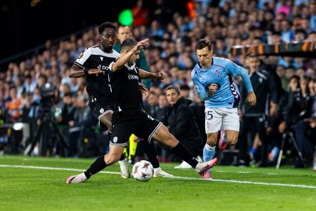 Real Club Celta v PAOK FC - UEFA Europa League 2025 26 League Phase MD2 VIGO, SPAIN - OCTOBER 02: Bryan Zaragoza of RC Celta de Vigo competes for the ball with Joan Sastre of PAOK FC during to the UEFA Europa League 2025 26 League Phase MD2 match between Real Club Celta and PAOK FC at Estadio Abanca-Balaidos on October 02, 2025 in Vigo, Spain. (Photo by Diego Simon Photo Players Images Magara Press) Vigo Estadio Abanca-Balaidos Spain Copyright: xDiegoxSimonx
