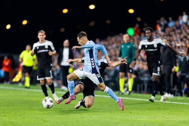 Real Club Celta v PAOK FC - UEFA Europa League 2025 26 League Phase MD2 VIGO, SPAIN - OCTOBER 02: Bryan Zaragoza of RC Celta de Vigo competes for the ball with Joan Sastre of PAOK FC during to the UEFA Europa League 2025 26 League Phase MD2 match between Real Club Celta and PAOK FC at Estadio Abanca-Balaidos on October 02, 2025 in Vigo, Spain. (Photo by Diego Simon Photo Players Images Magara Press) Vigo Estadio Abanca-Balaidos Spain Copyright: xDiegoxSimonx