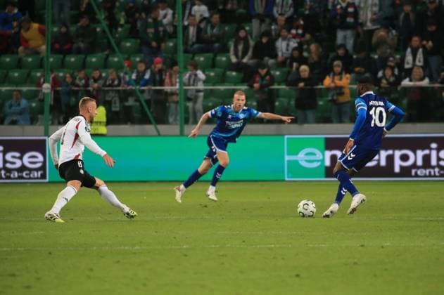 Legia Warszawa v Samsunspor - UEFA Conference League WARSAW, POLAND - OCTOBER 02: Ntcham (R) of Samsunspor in action during UEFA Conference League match between Legia Warszawa and Samsunspor at Marshall Jozef Pilsudsk Stadium in Warsaw, Poland on October 02, 2025. Fatih Mehmet Kurkcu Anadolu Warsaw Poland. Editorial use only. Please get in touch for any other usage.  Copyright: x2025xAnadoluxFatihxMehmetxKurkcux