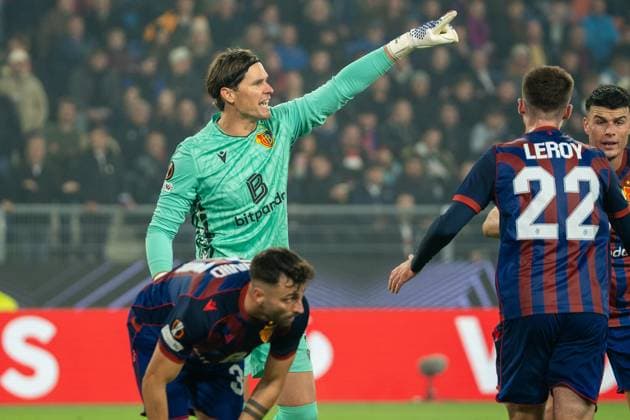 Basel, Switzerland, October 02th 2025 Marwin Hitz (1 Basel) during the Europa League football match between FC Basel 1893 and VfB Stuttgart at St. Jakob Park in Basel, Switzerland. Pascal von Büren (Pascal von Büren SPP) Copyright: xPascalxvonxBürenx xSPPx spp-en-PaVoBSp-PAVO_Foto-56