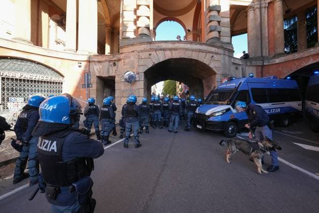 The police block the passageway and force the visiting fans through a small side corridor, Fans, Ultras , Italy, Football, UEFA Europa League, Matchday 2, League phase, 2025 2026, Bologna FC vs SC Freiburg, 02 10 2025, Stadio Renato Dall™Ara, Bologna, Italy Bologna Stadio Renato Dall™Ara Emilia Romagna Italy Copyright: xArnexAmbergx