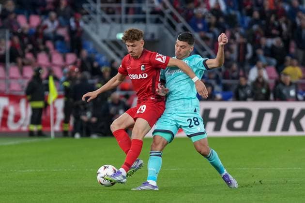 Philipp Treu SC Freiburg, 29 in duel with Nicolo Cambiaghi Nicolo Cambiaghi FC Bologna, 28 , Italy, Soccer, UEFA Europa League, Matchday 2, League Phase, 2025 2026, Bologna FC vs SC Freiburg, 02 10 2025, Stadio Renato Dall™Ara, Bologna, Italy Bologna Stadio Renato Dall™Ara Emilia Romagna Italy Copyright: xArnexAmbergx