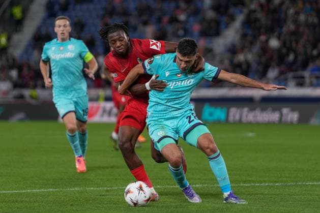 Johan Manzambi SC Freiburg, 44 in duel with Nicolo Cambiaghi Nicolo Cambiaghi FC Bologna, 28 , Italy, Football, UEFA Europa League, Matchday 2, League phase, 2025 2026, Bologna FC vs SC Freiburg, 02 10 2025, Stadio Renato Dall™Ara, Bologna, Italy Bologna Stadio Renato Dall™Ara Emilia Romagna Italy Copyright: xArnexAmbergx