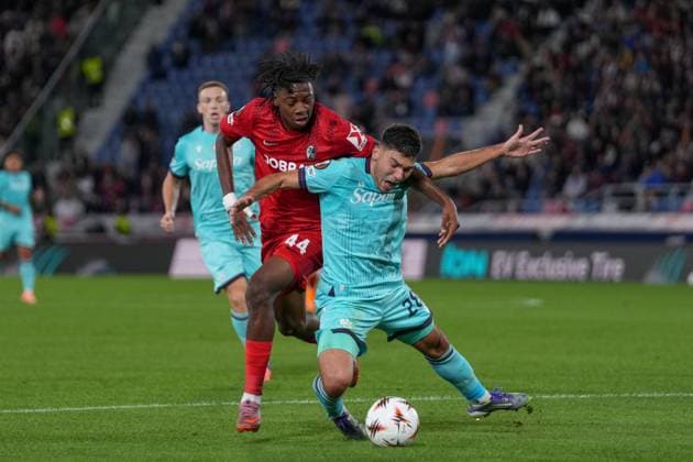 Johan Manzambi SC Freiburg, 44 in duel with Nicolo Cambiaghi Nicolo Cambiaghi FC Bologna, 28 , Italy, Football, UEFA Europa League, Matchday 2, League phase, 2025 2026, Bologna FC vs SC Freiburg, 02 10 2025, Stadio Renato Dall™Ara, Bologna, Italy Bologna Stadio Renato Dall™Ara Emilia Romagna Italy Copyright: xArnexAmbergx