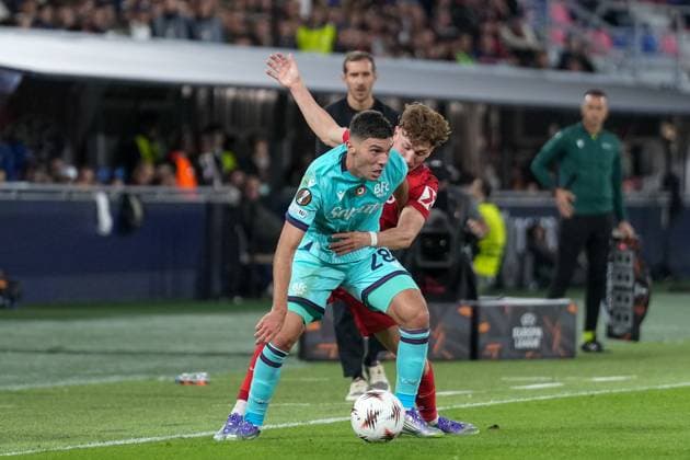 Philipp Treu SC Freiburg, 29 in duel with Nicolo Cambiaghi Nicolo Cambiaghi FC Bologna, 28 , Italy, Soccer, UEFA Europa League, Matchday 2, League Phase, 2025 2026, Bologna FC vs SC Freiburg, 02 10 2025, Stadio Renato Dall™Ara, Bologna, Italy Bologna Stadio Renato Dall™Ara Emilia Romagna Italy Copyright: xArnexAmbergx