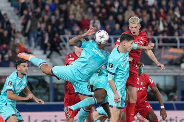 Handball by Santiago Castro FC Bologna, 09 in the penalty area, penalty , Italy, Football, UEFA Europa League, Matchday 2, League phase, 2025 2026, Bologna FC vs SC Freiburg, 02 10 2025, Stadio Renato Dall™Ara, Bologna, Italy Bologna Stadio Renato Dall™Ara Emilia Romagna Italy Copyright: xArnexAmbergx
