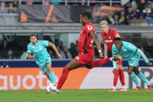 Junior Adamu SC Freiburg, 20 converts the penalty kick, penalty kick, goal , Italy, Football, UEFA Europa League, Matchday 2, League phase, 2025 2026, Bologna FC vs SC Freiburg, 02 10 2025, Stadio Renato Dall™Ara, Bologna, Italy Bologna Stadio Renato Dall™Ara Emilia Romagna Italy Copyright: xArnexAmbergx