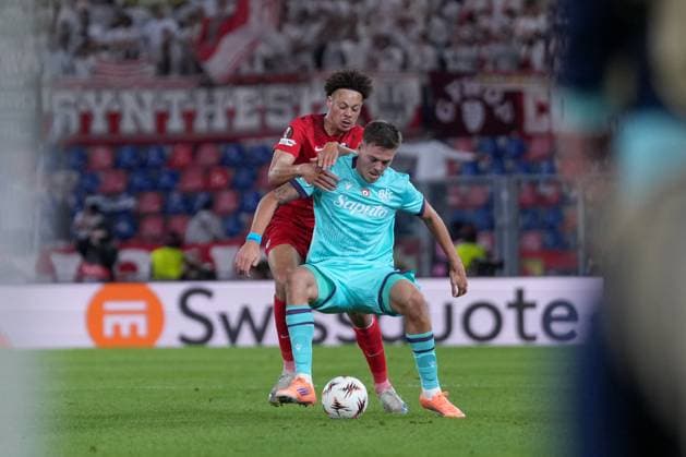Derry Scherhant SC Freiburg, 07 in duel , Italy, Football, UEFA Europa League, Matchday 2, League Phase, 2025 2026, Bologna FC vs SC Freiburg, 02 10 2025, Stadio Renato Dall™Ara, Bologna, Italy Bologna Stadio Renato Dall™Ara Emilia Romagna Italy Copyright: xArnexAmbergx