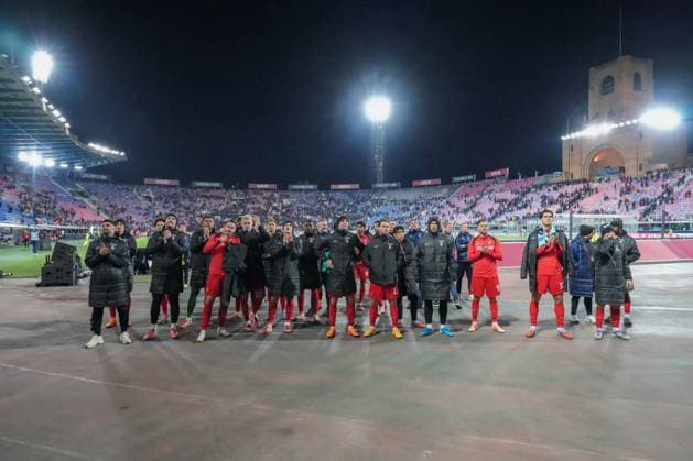 The team thanks the fans and Ultras in the visitors block after the match , Italy, Football, UEFA Europa League, Matchday 2, League phase, 2025 2026, Bologna FC vs SC Freiburg, 02 10 2025, Stadio Renato Dall™Ara, Bologna, Italy Bologna Stadio Renato Dall™Ara Emilia Romagna Italy Copyright: xArnexAmbergx