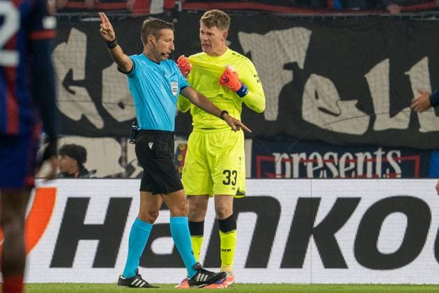 Basel, Switzerland, October 02th 2025 A debate between Alexander Nübel (33 Stuttgart) and Davide Massa (ref ITA) during the Europa League football match between FC Basel 1893 and VfB Stuttgart at St. Jakob Park in Basel, Switzerland. Pascal von Büren (Pascal von Büren SPP) Copyright: xPascalxvonxBürenx xSPPx spp-en-PaVoBSp-PAVO_Foto-58