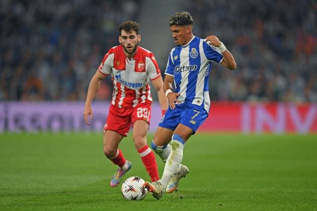 2nd October 2025; Dragao Stadium, Porto, Portugal: UEFA Europa League 2025 2026, FC Porto versus Red Star Belgrade; William Gomes of FC Porto passes away from Nayair Tiknizyan of Red Star Belgrade  DanielxCastro
