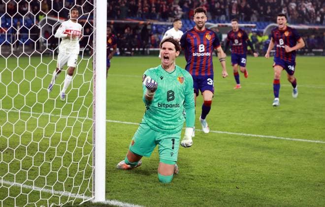 02.10.25 FC Basel - VfB Stuttgart Schweiz, Basel, 02.10.2025, Fussball, UEFA Europa League, FC Basel - VfB Stuttgart: Marwin Hitz (FC Basel); Jubel gehaltener Elfmeter von Demirovic. *** 02 10 25 FC Basel VfB Stuttgart Switzerland, Basel, 02 10 2025, Soccer, UEFA Europa League, FC Basel VfB Stuttgart Marwin Hitz FC Basel cheers held penalty kick by Demirovic