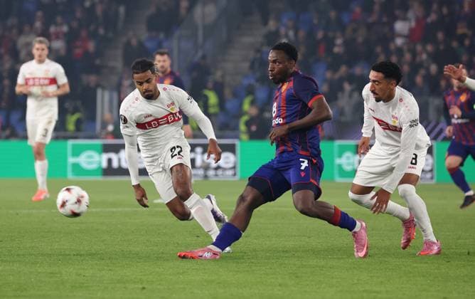 02 10 2025, Switzerland, Basel, Soccer UEFA Europa League, FC Basel vs VfB Stuttgart, f l Lorenz Assignon VfB , Philip Otele FC