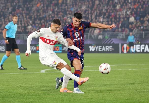 02 10 2025, Switzerland, Basel, Soccer UEFA Europa League, FC Basel vs VfB Stuttgart, v l Badredine Bouanani VfB , Flavius Daniliuc FC