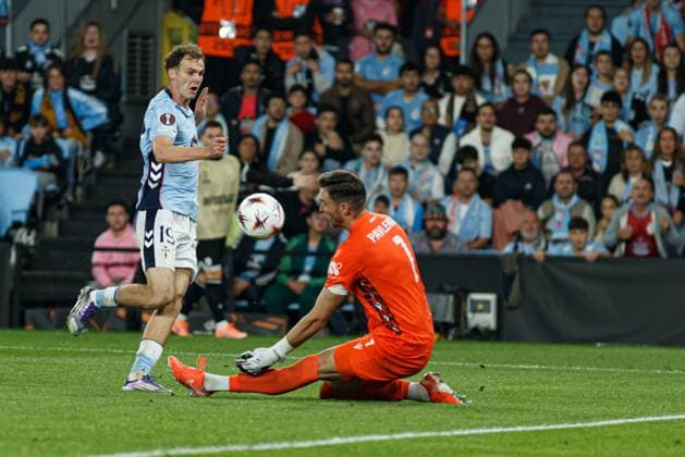 Williot Swedberg and Jiri Pavlenka seen during UEFA Europa League game between RC Celta de Vigo and PAOK FC (Rodrigo Moreira Ball Raw Images) Vigo Estadio de Balaidos Spain Copyright: xRodrigoxMoreirax rodrigomoreira_celtavigo_-056