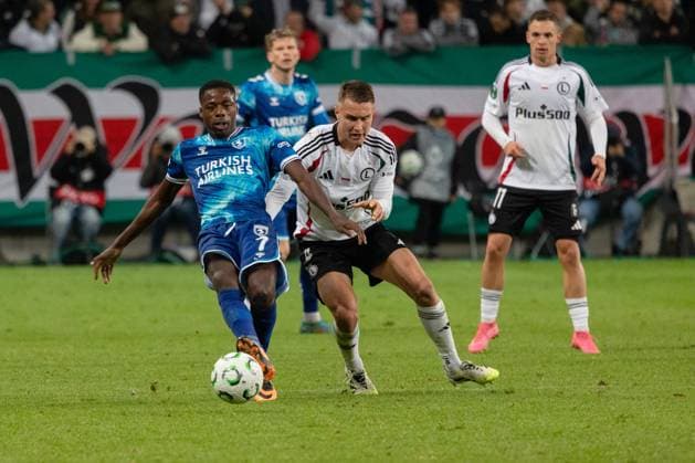 Legia Warszawa - Samsunspor Kulubu 02.10.2025 football, Warsaw, UEFA Conference League game Legia Warszawa - Samsunspor Kulubu (pilka nozna Liga Konferencji Europy ) image shows: Rick Van Drongelen (L) Marco Burch (R) photo Katarzyna Plewczynska Fotostyk Copyright: xKatarzynaxPlewczynska Fotostykx 20251002FCTKP286