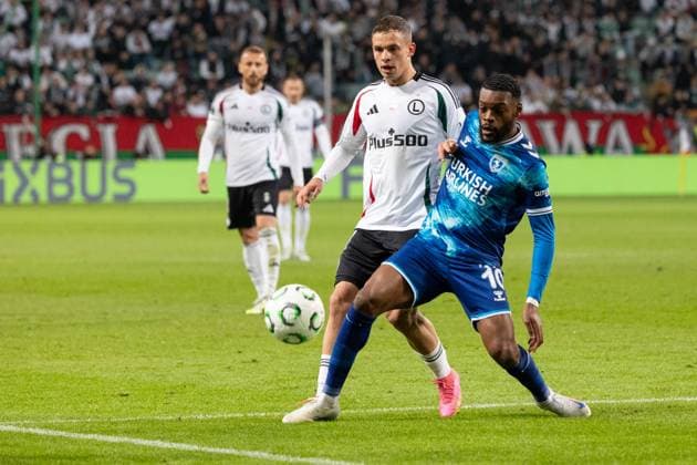 Legia Warszawa - Samsunspor Kulubu 02.10.2025 football, Warsaw, UEFA Conference League game Legia Warszawa - Samsunspor Kulubu (pilka nozna Liga Konferencji Europy ) image shows: Kacper Chodyna (L) Ntcham Olivier (R) photo Katarzyna Plewczynska Fotostyk Copyright: xKatarzynaxPlewczynska Fotostykx 20251002FCTKP141