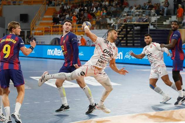 (251003) -- CAIRO, Oct. 3, 2025 -- Yehia El-Deraa (C) of Veszprem HC shoots during the final match of the 18th IHF Men s Club World Championship, WM, Weltmeisterschaft 2025 between Veszprem HC of Hungary and FC Barcelona, Barca of Spain in Cairo, Egypt, on Oct. 2, 2025. ) (SP)EGYPT-CAIRO-HANDBALL-IHF MEN S CLUB WORLD CHAMPIONSHIP-FINAL AhmedxGomaa 