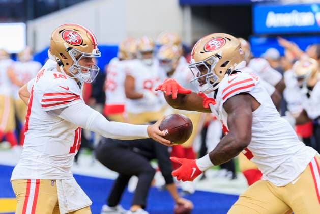 October 2, 2025, Inglewood, California, USA: 10 Mac Jones, QB of the San Francisco 49ers hands off the ball during warmups prior to their regular NFL, American Football Herren, USA season game against the San Francisco 49ers on Thursday October 2, 2025 at SoFi Stadium in Inglewood, California. ARIANA RUIZ PI Inglewood USA - ZUMAp124 20251002_zaa_p124_026 Copyright: xArianaxRuizx