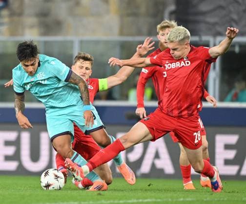 (251003) -- BOLOGNA, Oct. 3, 2025 -- Bologna s Santiago Castro (1st L) vies with Freiburg s Matthias Ginter (R) during the round 1 match between Bologna and Freiburg at the 2025-26 UEFA Europa Conference League in Bologna, Italy, Oct. 2, 2025. (Photo by Xinhua) (SP)ITALY-BOLOGNA-FOOTBALL-UEFA EUROPA LEAGUE-BOLOGNA VS FREIBURG AlbertoxLingria 