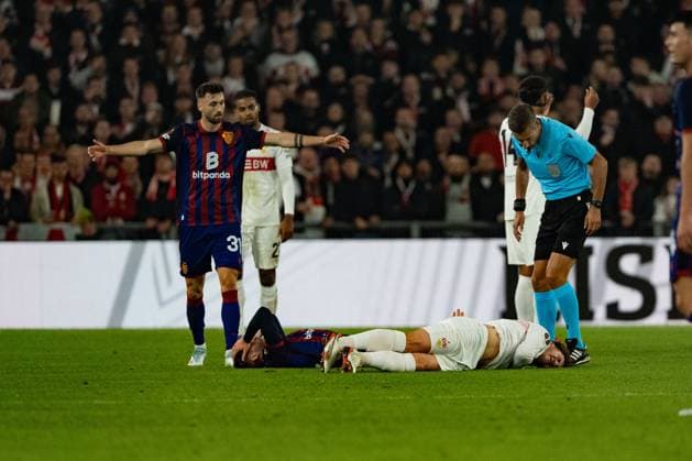 Switzerland UEFA Europa League 2025 26, FC Basel 1893 vs VfB Stuttgart St Jakob Park, Basel Referee Davide Massa looks at the two players on the ground Copyright: xKjetilxWaberx
