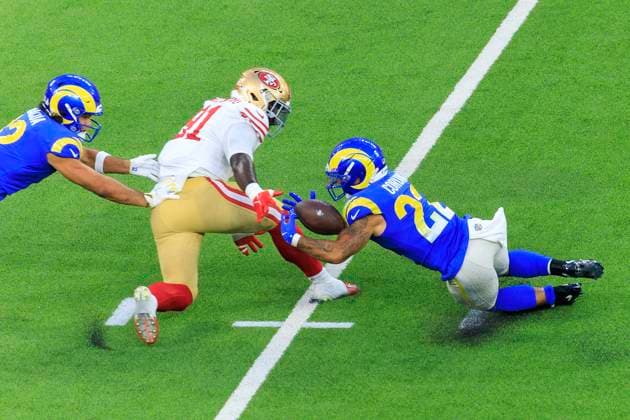 October 2, 2025, Inglewood, California, USA: 23 Kyren Williams, RB of the Los Angeles Rams fumbles the ball on a handoff during their regular NFL, American Football Herren, USA season game against the San Francisco 49ers on Thursday October 2, 2025 at SoFi Stadium in Inglewood, California. ARIANA RUIZ PI Inglewood USA - ZUMAp124 20251002_zaa_p124_039 Copyright: xArianaxRuizx