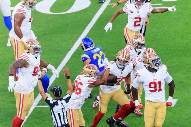 October 2, 2025, Inglewood, California, USA: 56 Travis Gipson, DL of the San Francisco 49ers and teammates celebrate after recovering a fumble handoff by 23 Kyren Williams, RB of the Los Angeles Rams during their regular NFL, American Football Herren, USA season game on Thursday October 2, 2025 at SoFi Stadium in Inglewood, California. ARIANA RUIZ PI Inglewood USA - ZUMAp124 20251002_zaa_p124_040 Copyright: xArianaxRuizx