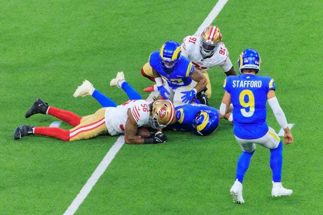 October 2, 2025, Inglewood, California, USA: 56 Travis Gipson, DL of the San Francisco 49ers recovers a fumble handoff by 23 Kyren Williams, RB of the Los Angeles Rams during their regular NFL, American Football Herren, USA season game on Thursday October 2, 2025 at SoFi Stadium in Inglewood, California. ARIANA RUIZ PI Inglewood USA - ZUMAp124 20251002_zaa_p124_041 Copyright: xArianaxRuizx