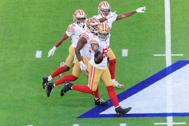 October 2, 2025, Inglewood, California, USA: 56 Travis Gipson, DL of the San Francisco 49ers and teammates celebrate after recovering a fumble handoff by 23 Kyren Williams, RB of the Los Angeles Rams during their regular NFL, American Football Herren, USA season game on Thursday October 2, 2025 at SoFi Stadium in Inglewood, California. ARIANA RUIZ PI Inglewood USA - ZUMAp124 20251002_zaa_p124_042 Copyright: xArianaxRuizx