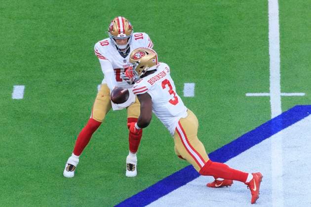 October 2, 2025, Inglewood, California, USA: 10 Mac Jones, QB of the San Francisco 49ers hands off the ball to 3 Brian Robinson Jr., RB during their regular NFL, American Football Herren, USA season game against the Los Angeles Rams on Thursday October 2, 2025 at SoFi Stadium in Inglewood, California. Rams lose to 49ers, 23-26. ARIANA RUIZ PI Inglewood USA - ZUMAp124 20251002_zaa_p124_043 Copyright: xArianaxRuizx