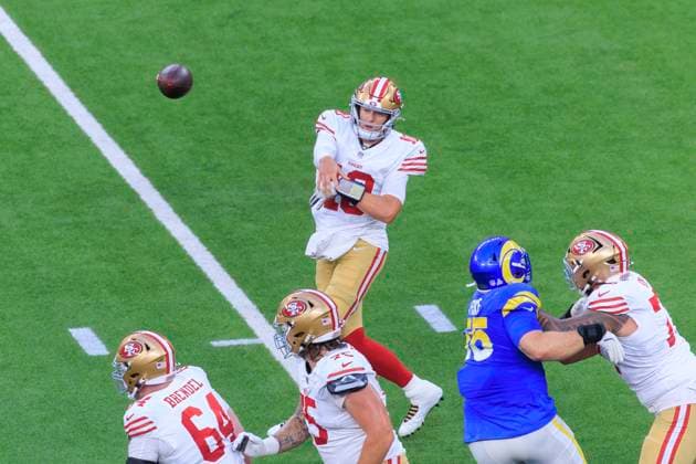 October 2, 2025, Inglewood, California, USA: 10 Mac Jones, QB of the San Francisco 49ers throws the ball during their regular NFL, American Football Herren, USA season game against the Los Angeles Rams on Thursday October 2, 2025 at SoFi Stadium in Inglewood, California. Rams lose to 49ers, 23-26. ARIANA RUIZ PI Inglewood USA - ZUMAp124 20251002_zaa_p124_045 Copyright: xArianaxRuizx