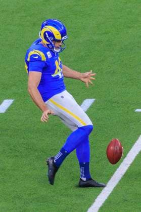October 2, 2025, Inglewood, California, USA: 42 Ethan Evans, P of the Los Angeles Rams misses a field goal during their regular NFL, American Football Herren, USA season game against the San Francisco 49ers on Thursday October 2, 2025 at SoFi Stadium in Inglewood, California. Rams lose to 49ers, 23-26. ARIANA RUIZ PI Inglewood USA - ZUMAp124 20251002_zaa_p124_055 Copyright: xArianaxRuizx