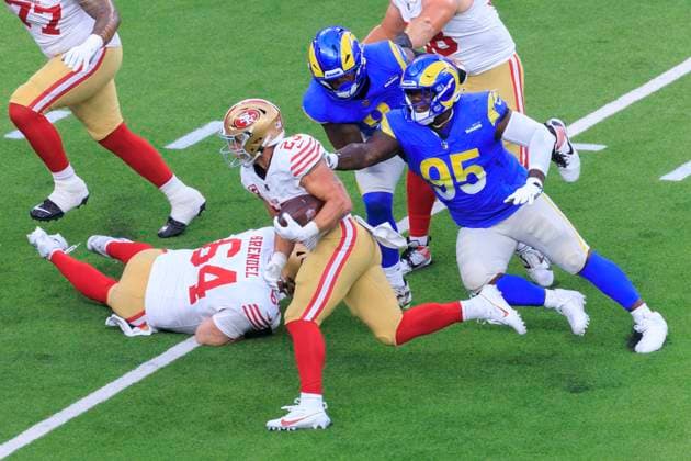 October 2, 2025, Inglewood, California, USA: 95 Poona Ford, DT of the Los Angeles Rams attempts to block 23 Christian McCaffrey, RB of the San Francisco 49ers during their regular NFL, American Football Herren, USA season game on Thursday October 2, 2025 at SoFi Stadium in Inglewood, California. Rams lose to 49ers, 23-26. ARIANA RUIZ PI Inglewood USA - ZUMAp124 20251002_zaa_p124_058 Copyright: xArianaxRuizx