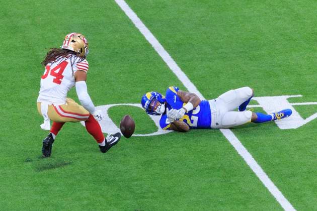 October 2, 2025, Inglewood, California, USA: 54 Fred Warner, MLB, Baseball Herren, USA of the San Francisco 49ers picks up a dropped pass from 23 Kyren Williams, RB of the Los Angeles Rams during their regular NFL, American Football Herren, USA season game on Thursday October 2, 2025 at SoFi Stadium in Inglewood, California. Rams lose to 49ers, 23-26. ARIANA RUIZ PI Inglewood USA - ZUMAp124 20251002_zaa_p124_062 Copyright: xArianaxRuizx