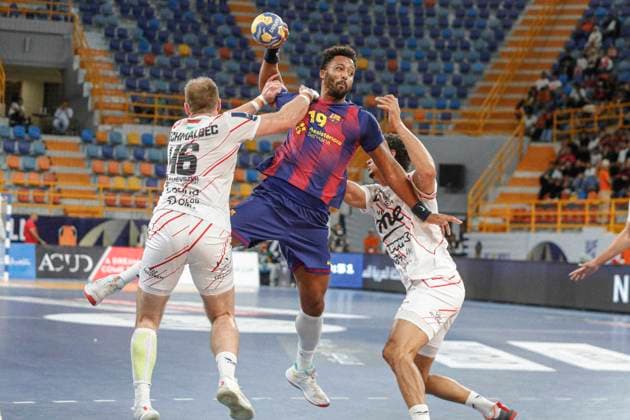 (251003) -- CAIRO, Oct. 3, 2025 -- Timothey N Guessan (C) of FC Barcelona, Barca competes during the final match of the 18th IHF Men s Club World Championship, WM, Weltmeisterschaft 2025 between Veszprem HC of Hungary and FC Barcelona of Spain in Cairo, Egypt, on Oct. 2, 2025. ) (SP)EGYPT-CAIRO-HANDBALL-IHF MEN S CLUB WORLD CHAMPIONSHIP-FINAL AhmedxGomaa 