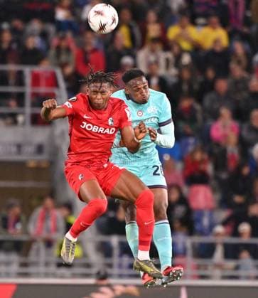 (251003) -- BOLOGNA, Oct. 3, 2025 -- Bologna s Jhon Lucum¨¬ (R) vies with Freiburg s Junior Adamu during the round 1 match between Bologna and Freiburg at the 2025-26 UEFA Europa Conference League in Bologna, Italy, Oct. 2, 2025. (Photo by Xinhua) (SP)ITALY-BOLOGNA-FOOTBALL-UEFA EUROPA LEAGUE-BOLOGNA VS FREIBURG AlbertoxLingria 