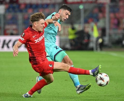 (251003) -- BOLOGNA, Oct. 3, 2025 -- Bologna s Nicolo Cambiaghi (R) vies with Freiburg s Philipp Treu during the round 1 match between Bologna and Freiburg at the 2025-26 UEFA Conference League in Bologna, Italy, Oct. 2, 2025. (Photo by Xinhua) (SP)ITALY-BOLOGNA-FOOTBALL-UEFA EUROPA LEAGUE-BOLOGNA VS FREIBURG AlbertoxLingria 