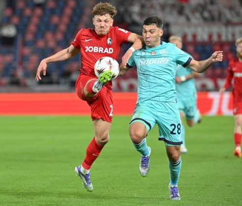 (251003) -- BOLOGNA, Oct. 3, 2025 -- Bologna s Nicolo Cambiaghi (R) vies with Freiburg s Philipp Treu during the round 1 match between Bologna and Freiburg at the 2025-26 UEFA Europa Conference League in Bologna, Italy, Oct. 2, 2025. (Photo by Xinhua) (SP)ITALY-BOLOGNA-FOOTBALL-UEFA EUROPA LEAGUE-BOLOGNA VS FREIBURG AlbertoxLingria 
