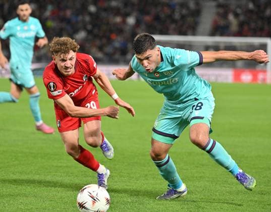 (251003) -- BOLOGNA, Oct. 3, 2025 -- Bologna s Nicolo Cambiaghi (R) vies with Freiburg s Philipp Treu during the round 1 match between Bologna and Freiburg at the 2025-26 UEFA Europa Conference League in Bologna, Italy, Oct. 2, 2025. (Photo by Xinhua) (SP)ITALY-BOLOGNA-FOOTBALL-UEFA EUROPA LEAGUE-BOLOGNA VS FREIBURG AlbertoxLingria 
