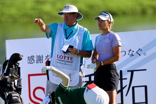 October 2, 2025 - Danielle Kang and her caddie discuss a shot during the second round of the 2025 LOTTE Championship Presented By Hoakalei at Hoakalei Country Club in Ewa Beach, HI - CSM Ewa Beach USA - ZUMAc04_ 20251002_zma_c04_008 Copyright: xAndrewxLeex