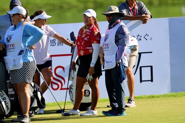 October 2, 2025 - Mariel Galdiano alongside her father and caddie, Roger Galdiano during the second round of the 2025 LOTTE Championship Presented By Hoakalei at Hoakalei Country Club in Ewa Beach, HI - CSM Ewa Beach USA - ZUMAc04_ 20251002_zma_c04_023 Copyright: xAndrewxLeex