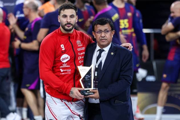 Veszprem HC V FC Barcelona, Barca - 18th IHF Men s Handball Club World Championship, WM, Weltmeisterschaft 2025 - FINAL Hugo Georges Christian Descat of Veszprem HC is the best left wing in the tournament after the 18th IHF Men s Handball Club World Championship 2025 final match between Veszprem HC and FC Barcelona in New Capital Sports Hall in Cairo, Egypt, on October 2, 2025. Cairo Egypt  Copyright: xAymanxArefx originalFilename:aref-notitle251002_npZx0.jpg