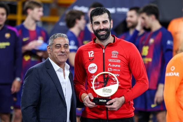 Veszprem HC V FC Barcelona, Barca - 18th IHF Men s Handball Club World Championship, WM, Weltmeisterschaft 2025 - FINAL Rodrigo Corrales Rodal of Veszprem HC wins MVP in the tournament after the 18th IHF Men s Handball Club World Championship 2025 Final match between Veszprem HC and FC Barcelona, in New Capital Sports Hall in Cairo, Egypt, on October 2, 2025. Cairo Egypt  Copyright: xAymanxArefx originalFilename:aref-notitle251002_np4Ch.jpg