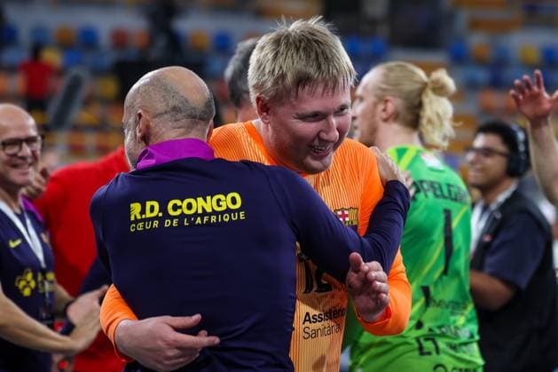 Veszprem HC V FC Barcelona, Barca - 18th IHF Men s Handball Club World Championship, WM, Weltmeisterschaft 2025 - FINAL Emil Nielsen of FC Barcelona celebrates with a teammate after the last save and wins the tournament at the 18th IHF Men s Handball Club World Championship 2025 final match between Veszprem HC and FC Barcelona in New Capital Sports Hall in Cairo, Egypt, on October 2, 2025. Cairo Egypt  Copyright: xAymanxArefx originalFilename:aref-notitle251002_npcOE.jpg