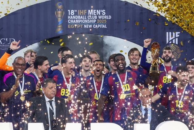 Veszprem HC V FC Barcelona, Barca - 18th IHF Men s Handball Club World Championship, WM, Weltmeisterschaft 2025 - FINAL FC Barcelona celebrates their 8th IHF Men s Handball Club World Cup at the closing ceremony after the 18th IHF Men s Handball Club World Championship 2025 final match between Veszprem HC and FC Barcelona in New Capital Sports Hall in Cairo, Egypt, on October 2, 2025. Cairo Egypt  Copyright: xAymanxArefx originalFilename:aref-notitle251002_npbvB.jpg