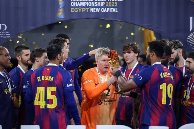 Veszprem HC V FC Barcelona, Barca - 18th IHF Men s Handball Club World Championship, WM, Weltmeisterschaft 2025 - FINAL FC Barcelona celebrates their 8th IHF Men s Handball Club World Cup at the closing ceremony after the 18th IHF Men s Handball Club World Championship 2025 final match between Veszprem HC and FC Barcelona in New Capital Sports Hall in Cairo, Egypt, on October 2, 2025. Cairo Egypt  Copyright: xAymanxArefx originalFilename:aref-notitle251002_npuNX.jpg